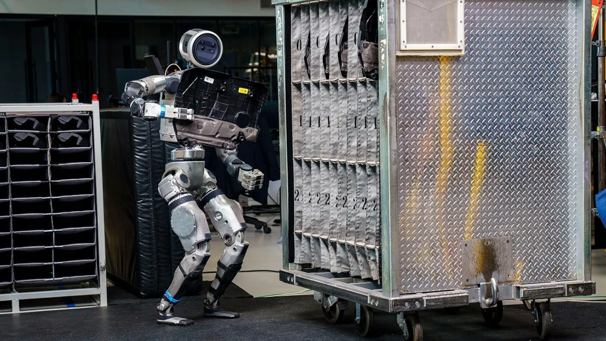 Az emberi munkással szemben az Atlas robot 4 órát tud egyhuzamban dolgozni, aztán tölteni kell.