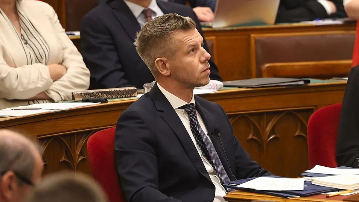 Magyar Péter iskolakezdési támogatását már plakátokon népszerűsítik, a Mandiner szerint a kampány a korábban sokat bírált kék plakátokat idézi., Parlament, Országgyűlés, plenáris ülés, Országgyűlésplenárisülés, 2026.07.27.Magyar Péter, MagyarPéter