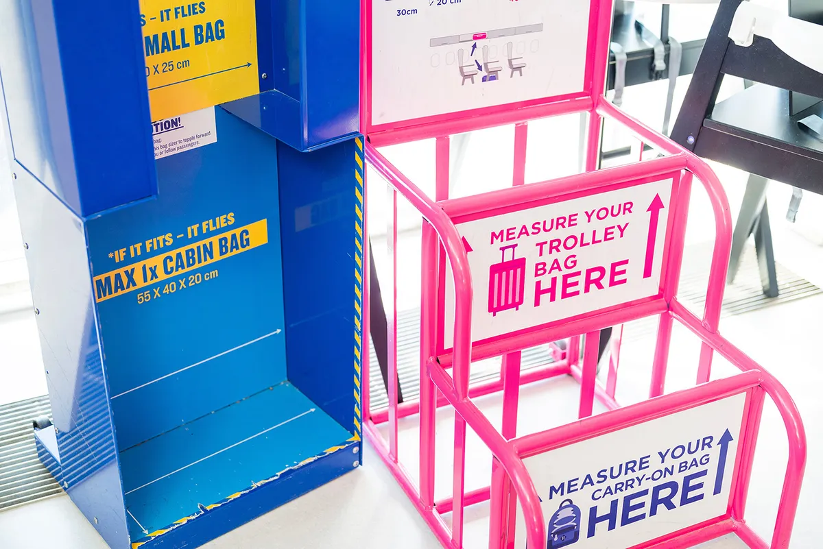Wizzair és Ryanair poggyász mérő kosarak reptéren. 