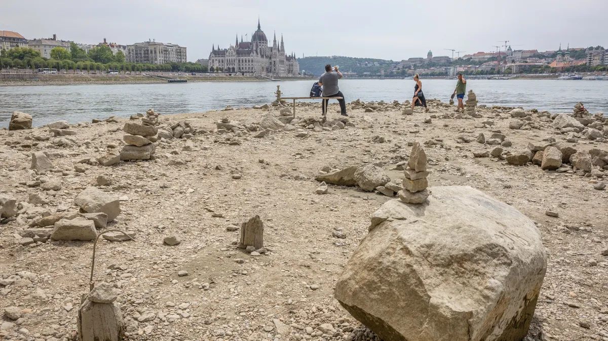 A Duna alacsony vízállás miatt vesztegelnek a hajók a folyón