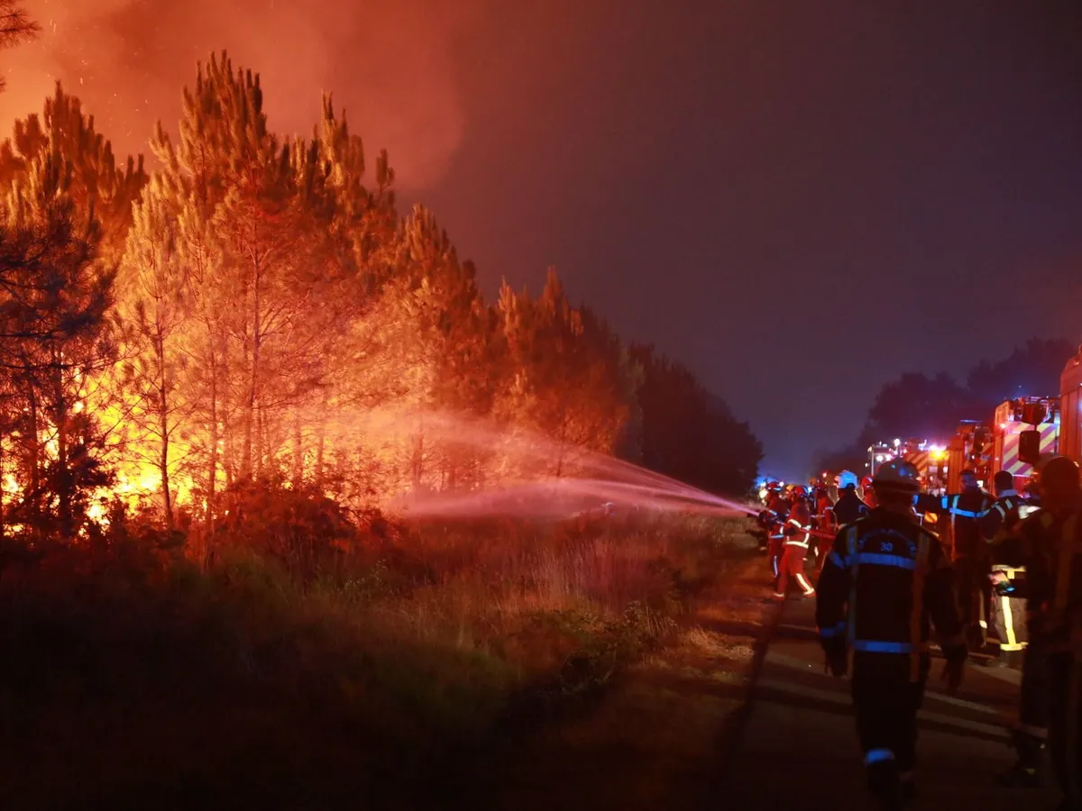 Az erdőtüzek megfékezését a rendkívüli hőség, az alacsony páratartalom és a változó szél is nehezíti MIRABEL-ET-BLACONS, FRANCE - JULY 28: Firefighters continue battling a wildfire near the town of Mirabel-et-Blacons in southeastern France on July 28, 2026, as high temperatures, low humidity and shifting winds complicate containment efforts while authorities evacuate thousands of people from campsites in the country's southwest. In southwestern France, authorities evacuated around 4,000 people from campsites in Lacanau, according to the Gironde prefecture. Mohamad Salaheldin Abdelghani Alsayed / Anadolu (Photo by Mohamad Salaheldin Abdelghani Al / Anadolu via AFP)