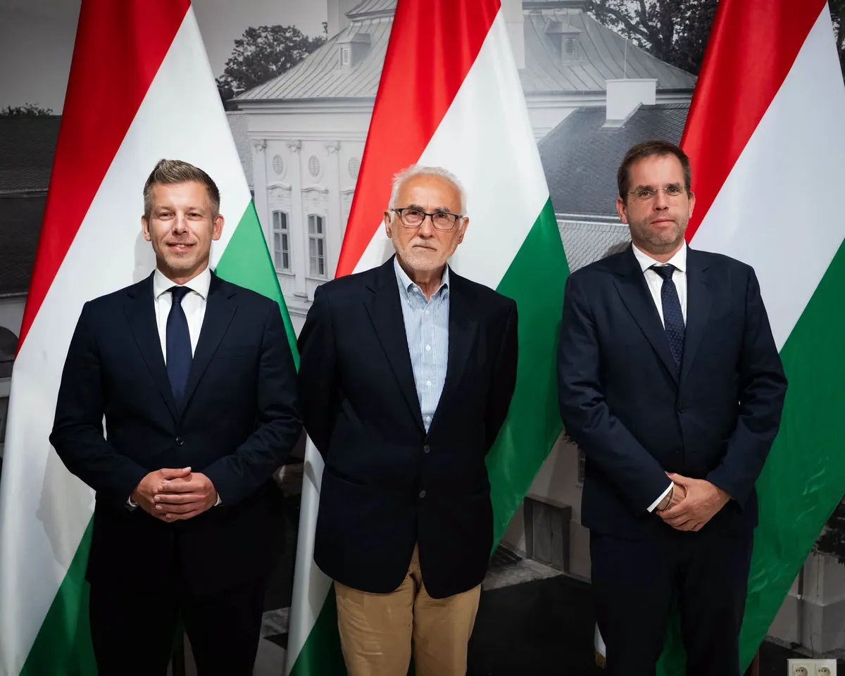 Romsics Ignác történész Magyar Péter miniszterelnökkel és Ruff Bálint Miniszterelnökséget vezető miniszterrel