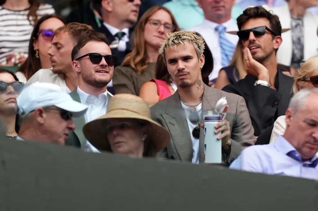 Romeo Beckham a középső pályán nézi a meccset a 2026-os wimbledoni bajnokság harmadik napján a londoni All England Lawn Tennis and Croquet Clubban. Kép ​​dátuma: 2026. július 1., szerda.