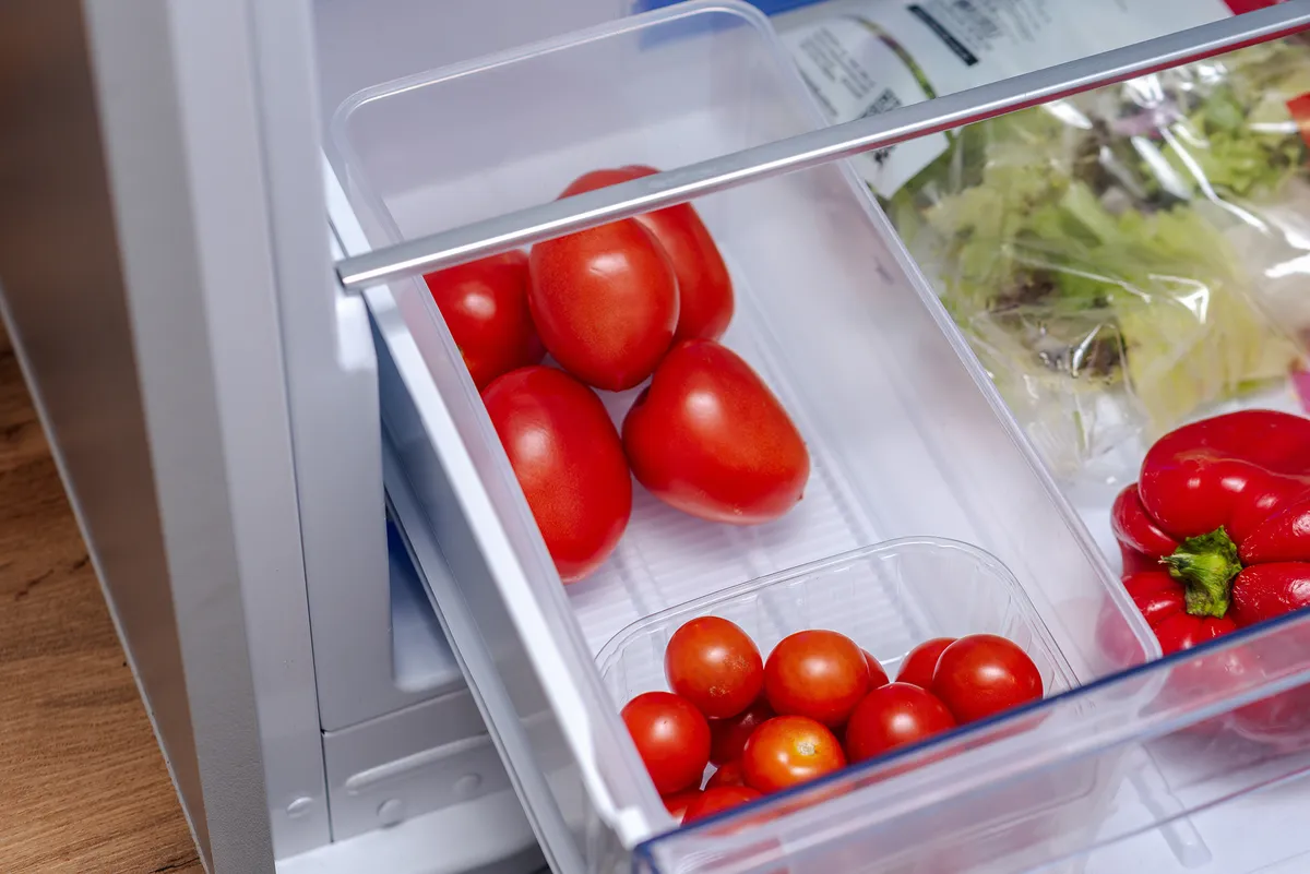 Paradicsomok és más zöldségek egy hűtőszekrény fiókjában
