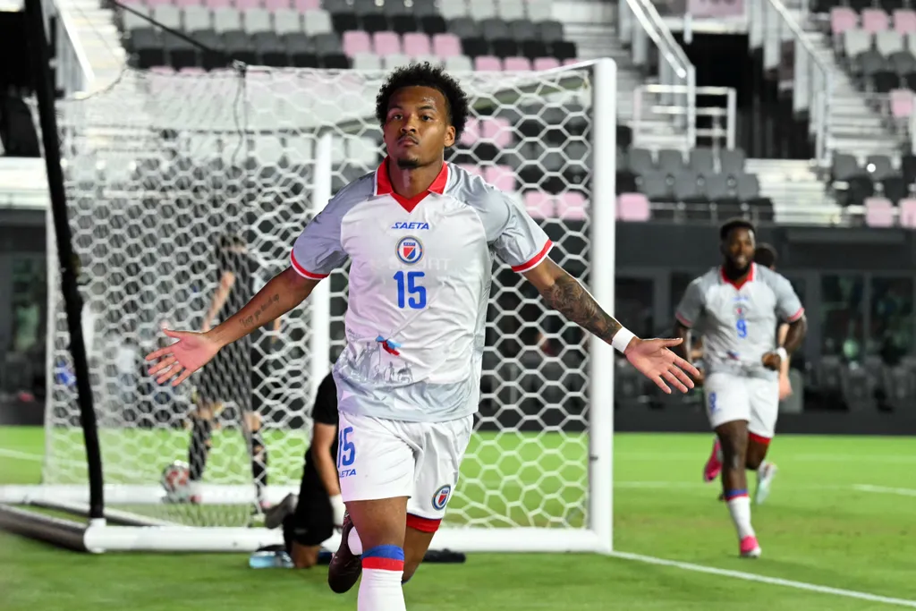 Új-Zéland ellen még ebben a szerelésben játszott Haiti a vb-felkészülés során, de a FIFA közbelépése miatt változtatni kellett