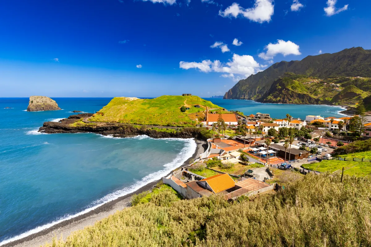 Porto da Cruz látképe Madeirán.