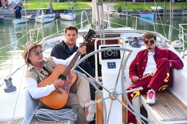 Szikora Róbert és a Valmar egy hajón zenélnek.