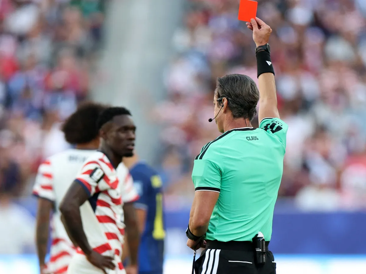 SANTA CLARA, CALIFORNIA - JULY 01: Referee Raphael Claus shows Folarin Balogun #20 of the United States a red card for a foul on Tarik Muharemovic #4 of Bosnia and Herzegovina during the FIFA World Cup 2026 Round of 32 match between USA and Bosnia and Herzegovina at San Francisco Bay Area Stadium on July 01, 2026 in Santa Clara, California.   Charlotte Wilson/Getty Images/AFP (Photo by Charlotte Wilson / GETTY IMAGES NORTH AMERICA / Getty Images via AFP)