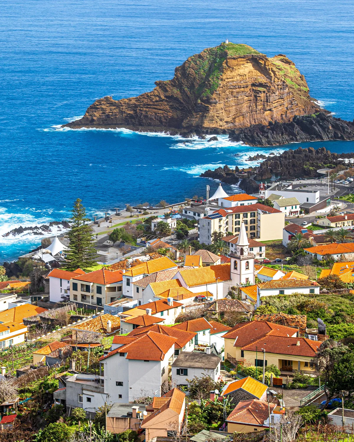Kilátás a madeirai Porto Moniz falura.