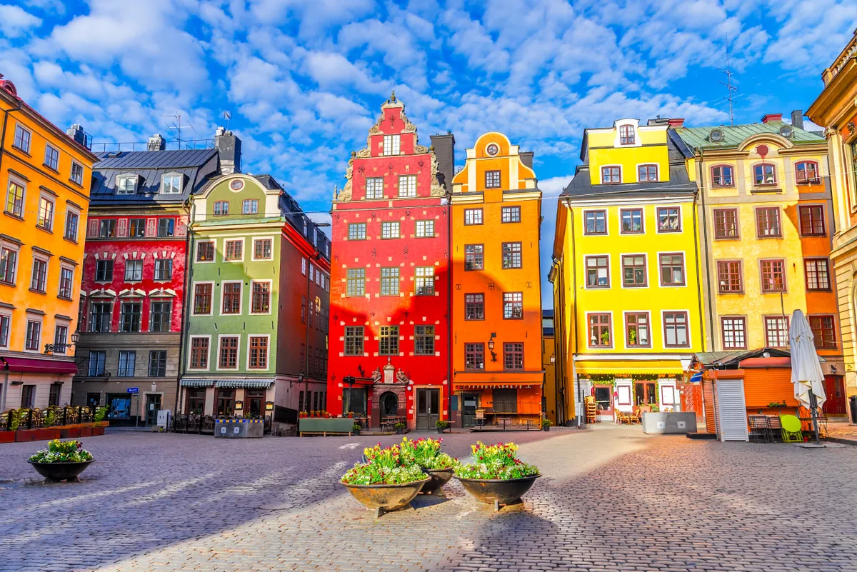 Stockholm látnivalói közé tartozik az óváros, a Gamla Stan színes házai. 