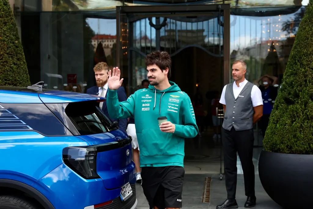 A Ferrari (Charles Leclerc) és a Red Bull (Max Verstappen, Isack Hadjar) versenyzői idén a budapesti Four Seasons Hotel Gresham Palace-ban szállnak meg. + ALPINE