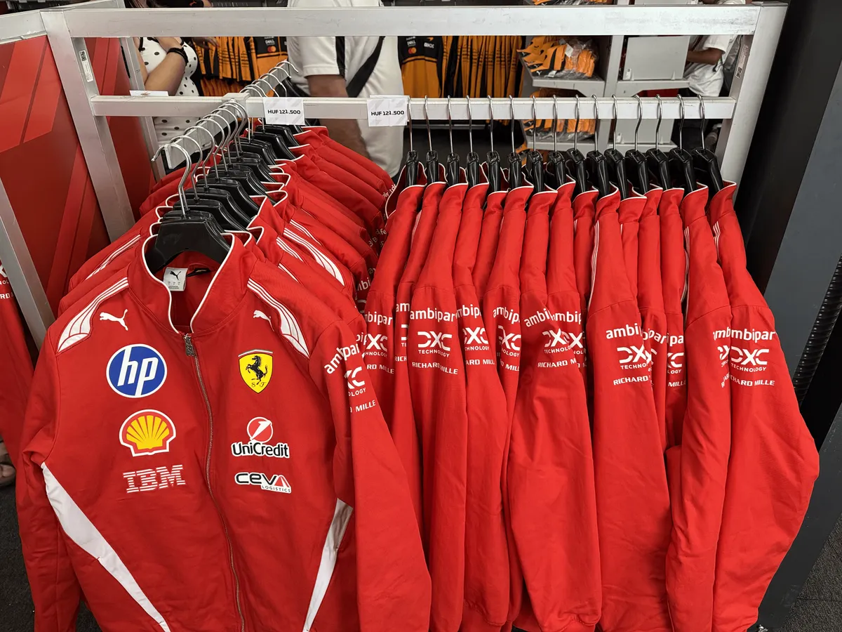 122 ezer forintba kerül a Ferrari hivatalos kabátja a F1-es Magyar Nagydíjon 
