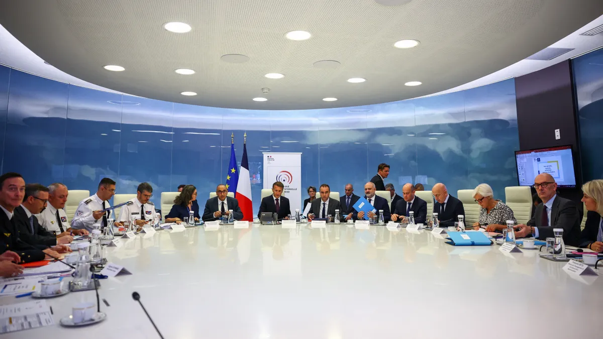 Macron és a francia kormány tisztviselői a következő lépésekről egyeztetnek zárt ajtók mögött