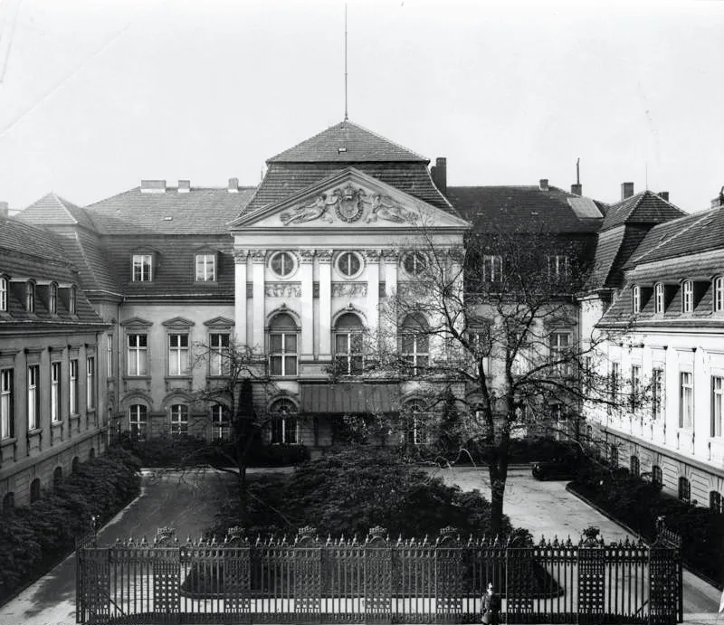 Az archív felvételen látható Hitler egykori berlini hatalmi központja, a Birodalmi Kancellária