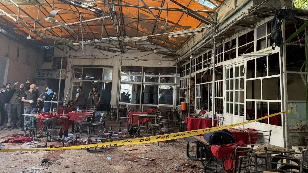 Robbanás történt egy damaszkuszi kávézóban, Szíriában, DAMASCUS, SYRIA - JULY 2: A view of the scene after an explosive device reportedly caused a blast at a cafe near the Palace of Justice on the road to the historic Hamidiye Bazaar, one of the busiest areas in Damascus, Syria, on July 2, 2026. Izz Aldien Alqasem / Anadolu (Photo by Izz Aldien Alqasem / Anadolu via AFP)