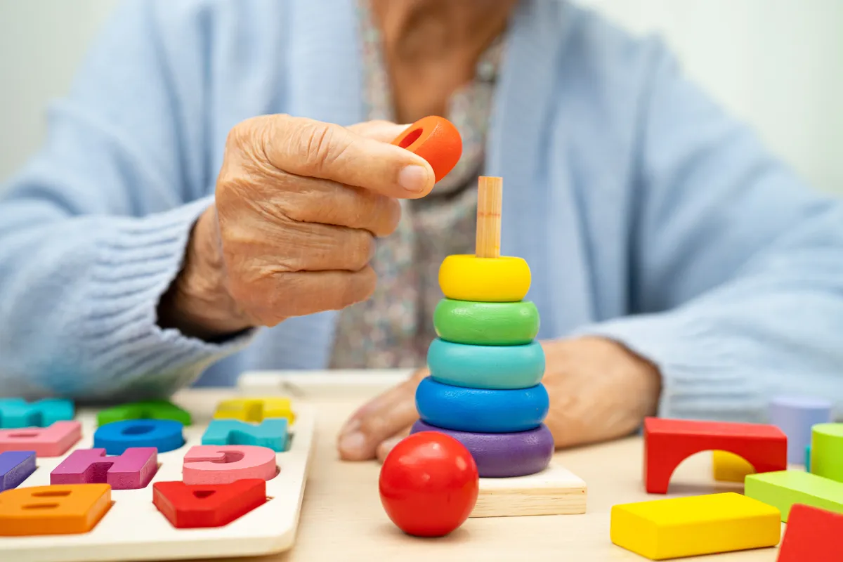 Alzheimer-kórral diagnosztizált idős hölgy kognitív képességeket javító játékokat játszva