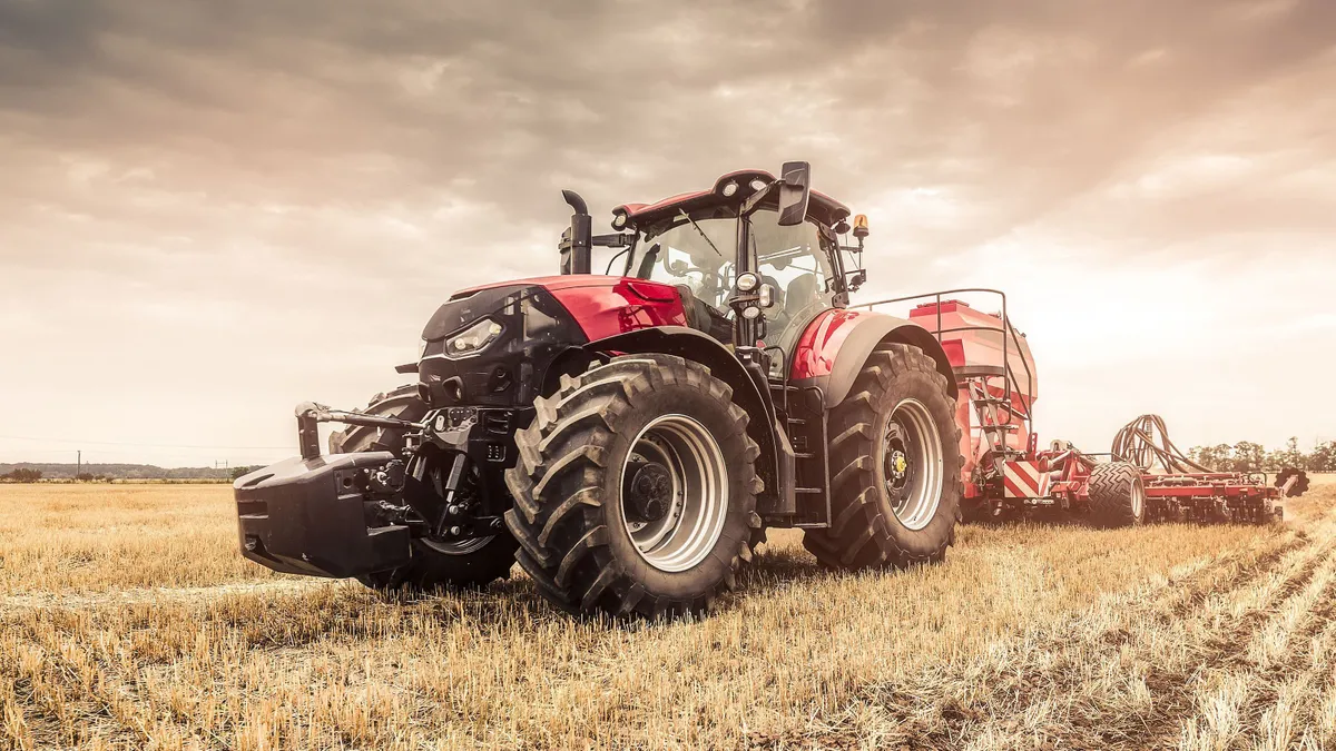 Aratás idején egyre több traktor, kombájn és mezőgazdasági munkagép közlekedik a magyar utakon. Mutatjuk, mire kell figyelniük az autósoknak a balesetek elkerülése érdekében