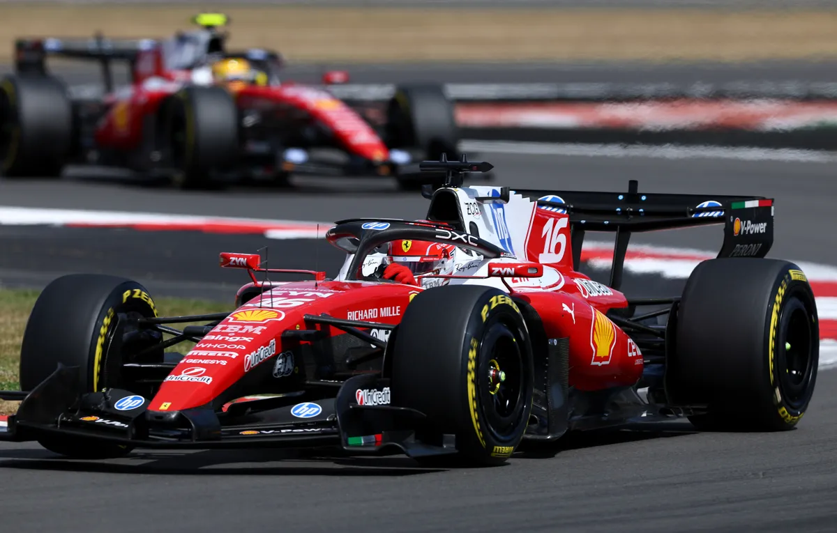 Charles Leclerc állt az élre a rajt után a Brit Nagydíjon
