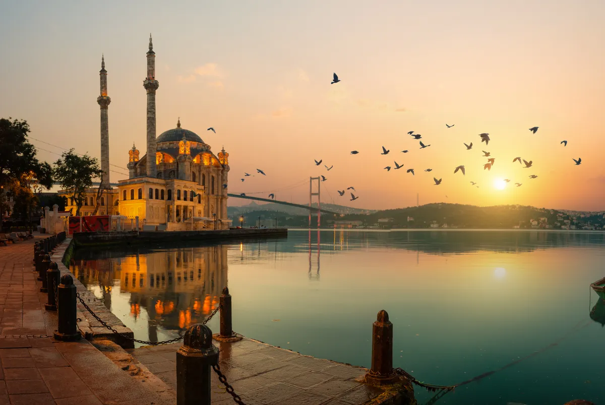 Ortaköy-mecset a Boszporusz partján, Isztambul látnivalóinak egyike