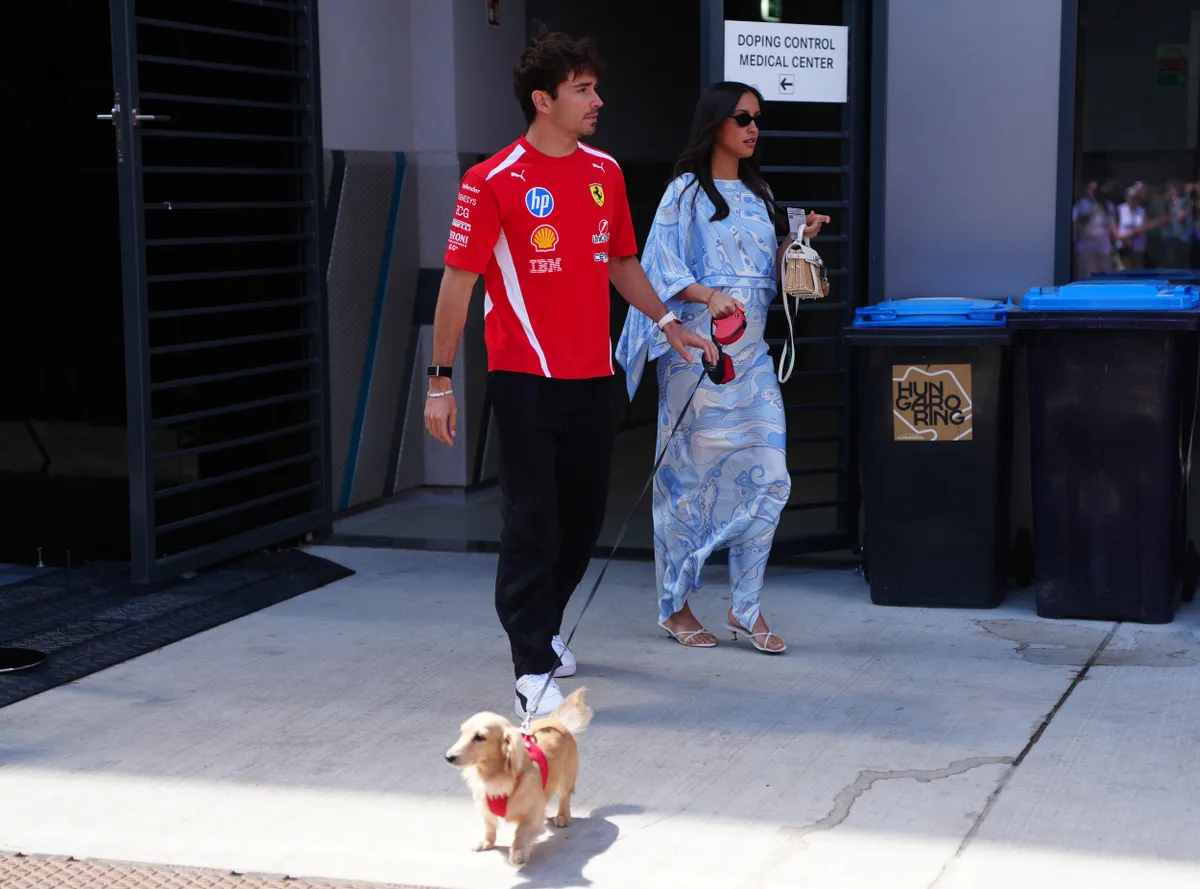 Charles Leclerc a feleségével és a kutyájukkal érkezett a Magyar Nagydíjra