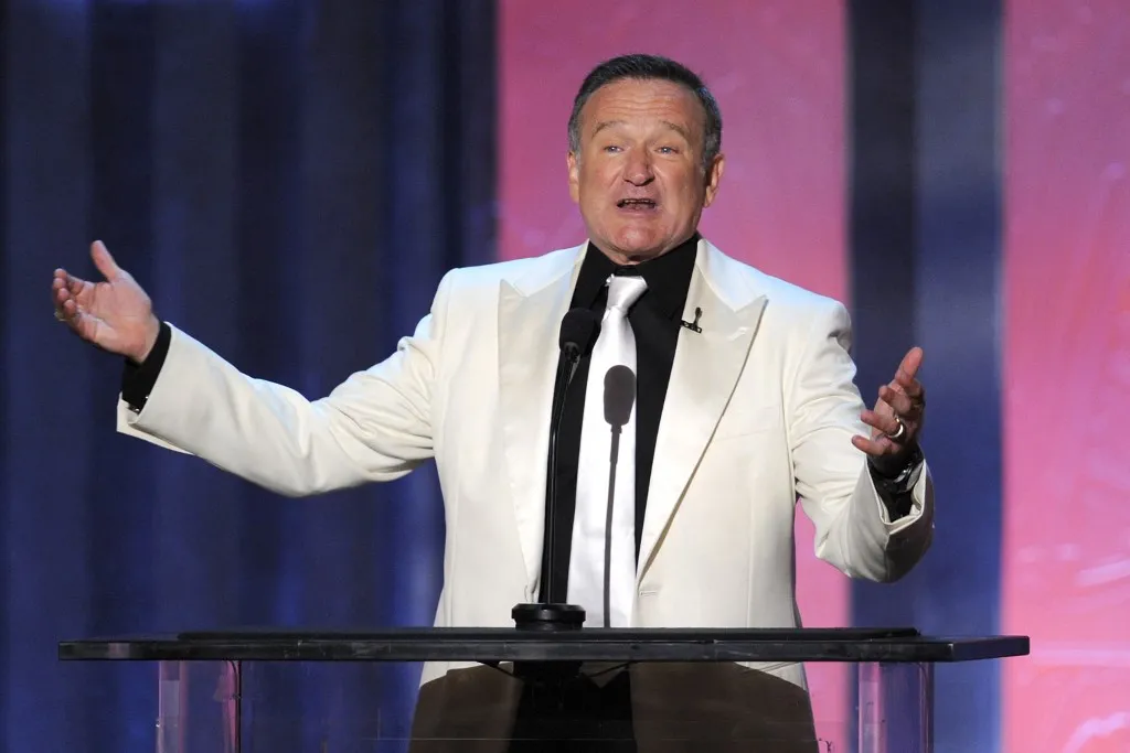 Robin Williams 2010-ben, Mike Nichols AFI Életműdíjának átadóünnepségén CULVER CITY, CA - JUNE 10: Actor Robin Williams speaks onstage during the 38th AFI Life Achievement Award honoring Mike Nichols held at Sony Pictures Studios on June 10, 2010 in Culver City, California. The AFI Life Achievement Award tribute to Mike Nichols will premiere on TV Land on Saturday, June 25 at 9PM ET/PST. Kevin Winter/Getty Images for AFI/AFP (Photo by KEVIN WINTER / GETTY IMAGES NORTH AMERICA / Getty Images via AFP)
