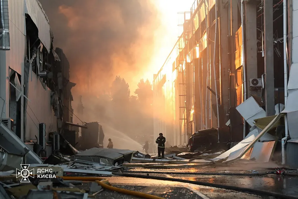 Az orosz légicsapások után több helyszínen is a mentőegységek dolgoztak a károk felszámolásán Ukrajnában (képünk illusztráció) Fotó: HANDOUT / State Emergency Service of Ukrai This handout photograph taken and released by the State Emergency Service of Ukraine on July 16, 2026, shows Ukrainian firefighters working to extinguish a fire at the site of a Russian air attack in Kyiv, amid the Russian invasion of Ukraine. (Photo by Handout / State Emergency Service of Ukraine / AFP) / XGTY / RESTRICTED TO EDITORIAL USE - MANDATORY CREDIT "AFP PHOTO /  STATE EMERGENCY SERVICE OF UKRAINE" - NO MARKETING NO ADVERTISING CAMPAIGNS - DISTRIBUTED AS A SERVICE TO CLIENTS