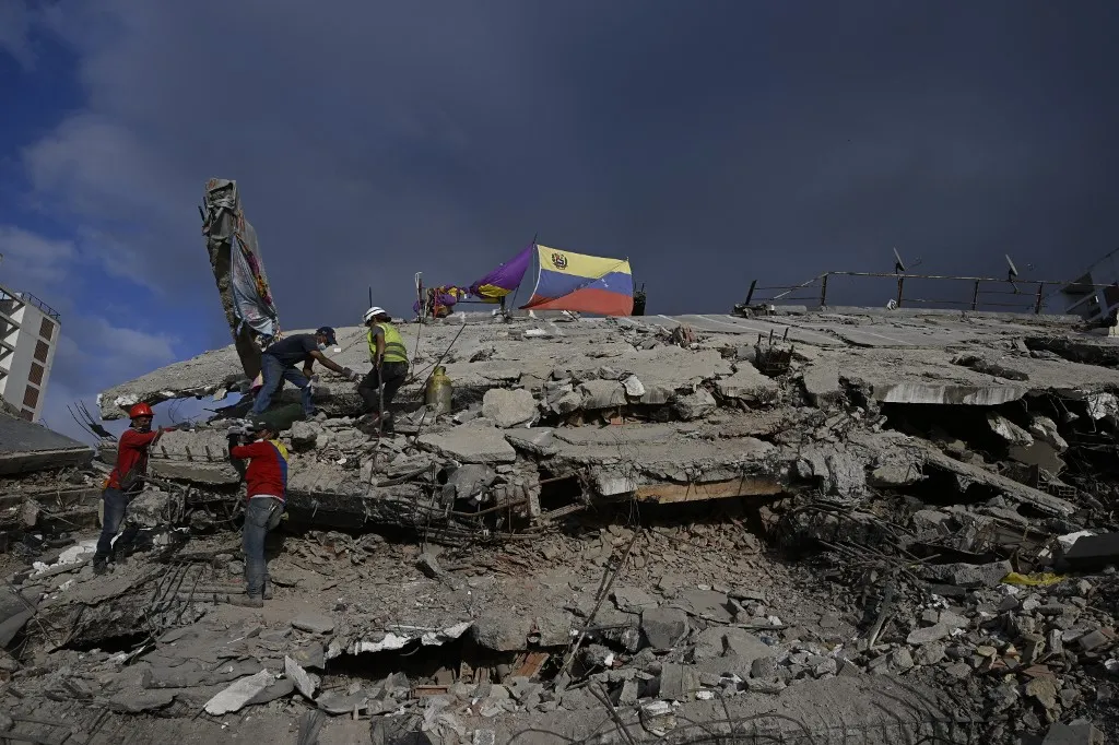 A venezuelai földrengés után önkéntesek kutatnak a romok között Caraballedában, ahol a mentési munkálatok továbbra is zajlanak Fotó: FEDERICO PARRA / AFP