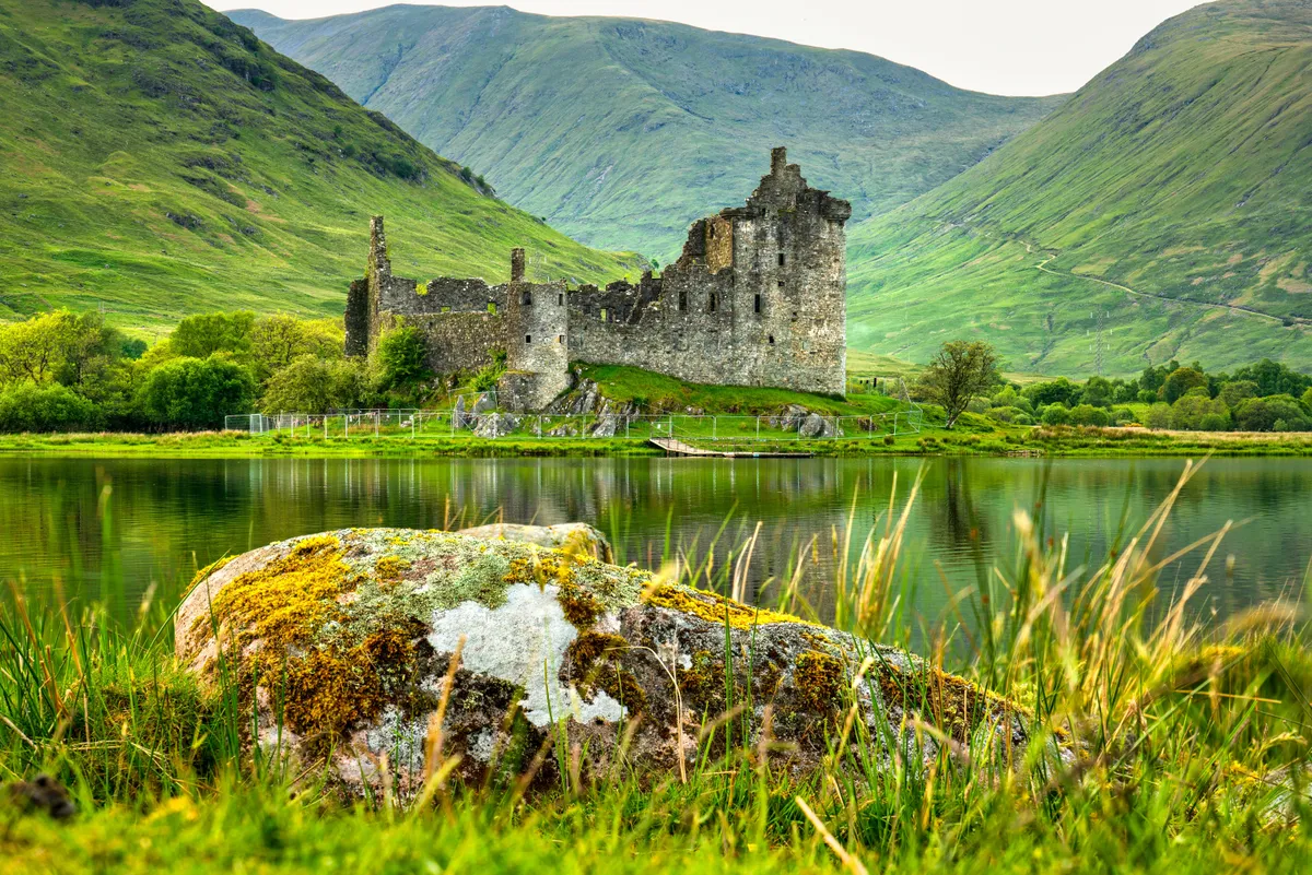A skóciai Loch Awe tó és a Kilchurn-várrom.