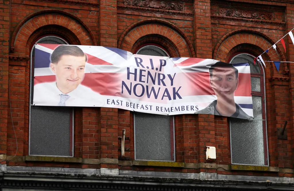 Három év börtönbüntetésre ítélték Kiran Kaurt, Henry Nowak gyilkosának anyját, mert elvitte a gyilkos fegyvert a helyszínről, majd otthon elrejtette, A poster in remembrance of stabbing victim Henry Nowak, killed in Southampton in December 2025, is pictured in Newtownards, east of Belfast, Northern Ireland, on June 11, 2026, following two consecutive nights of violence following the June 8 stabbing of Stephen Ogilvie, that triggered the unrest. Police arrested 16 people during a second night of disorder on June 10, in Northern Ireland sparked by the brutal Belfast stabbing of Stephen Ogilvie, a senior minister said Thursday, condemning rioters for "racist thuggery". (Photo by Henry NICHOLLS / AFP)