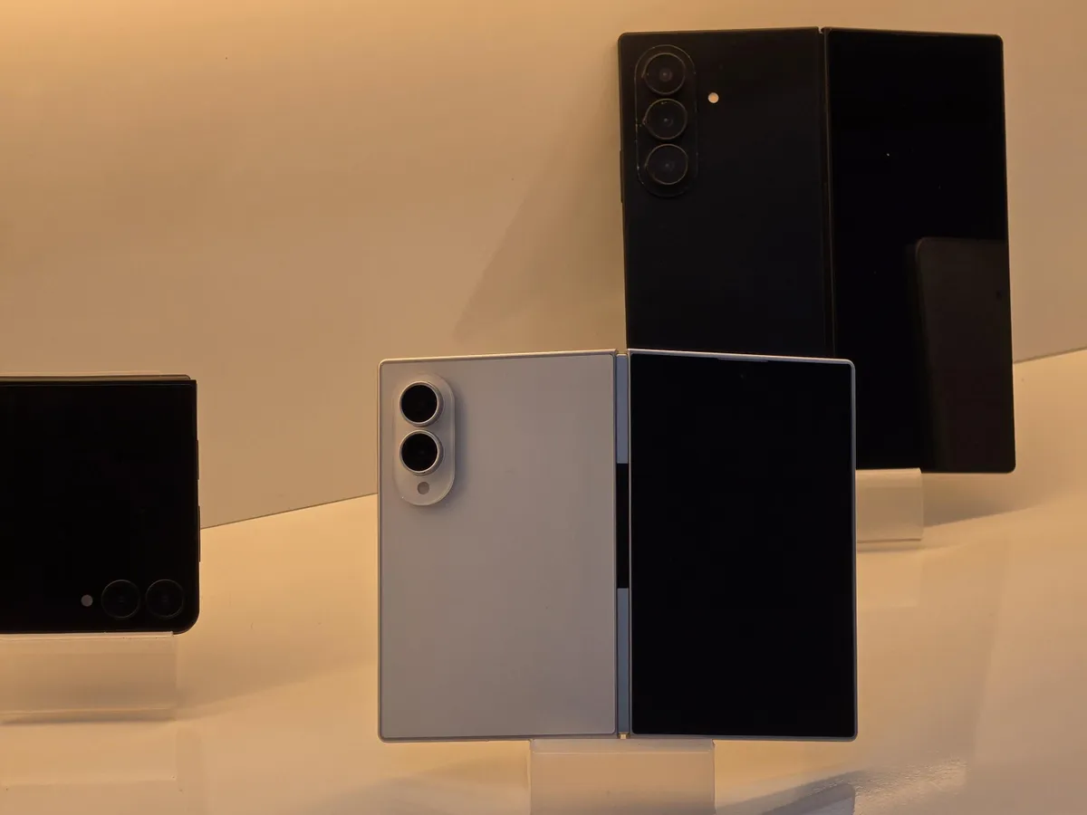 A Samsung jövő héten debütáló hajlítható okostelefonjai egy reddites  kémfotón