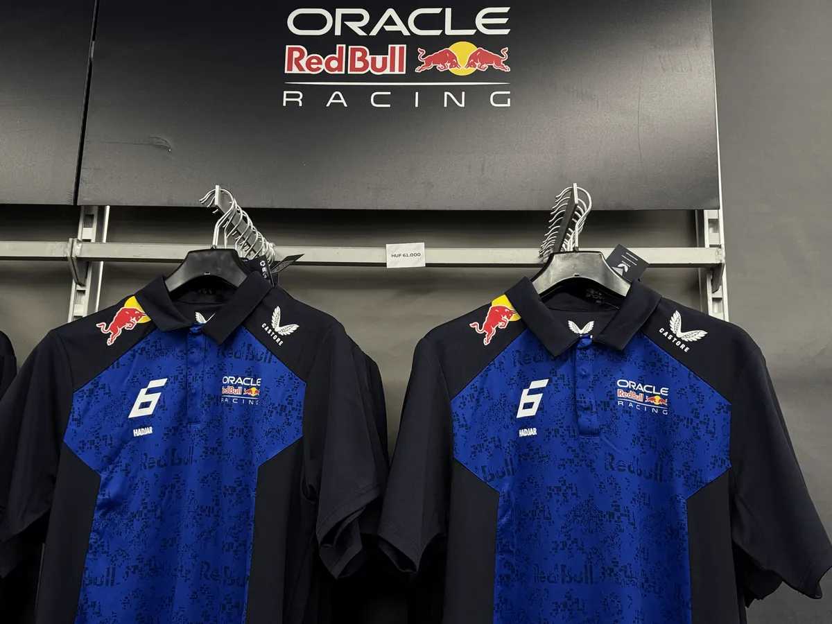 A Red Bull hivatalos pólója sem nevezhető túl olcsónak