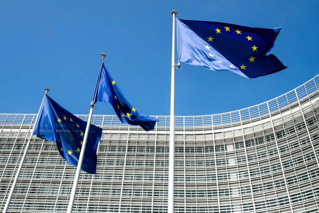 Building with flag during the meeting between President of the European Commission URSULA VON DER LEYEN and Prime Minister of Iceland Kristrun Frostadottir in the Berlaymont the headquarters of the European Commission an institution of the European Union in Brussels in Belgium on 9th of April 2025. (Photo by Martin Bertrand / Hans Lucas via AFP), jogállamisági jelentés