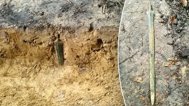 Bronzkard: rejtélyes módon állva került elő egy 2700 éves fegyver