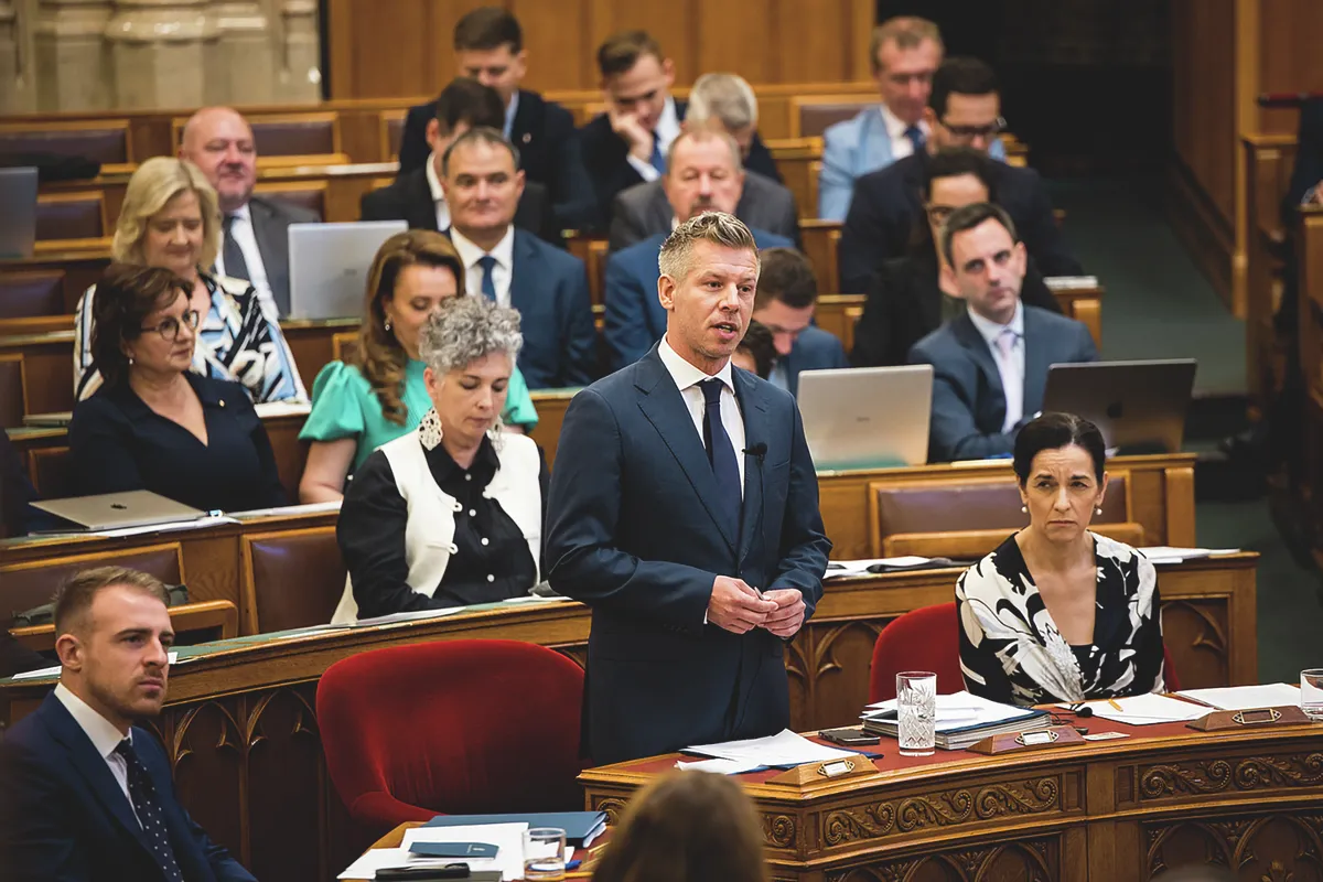 Magyar Péter a parlament ülésén