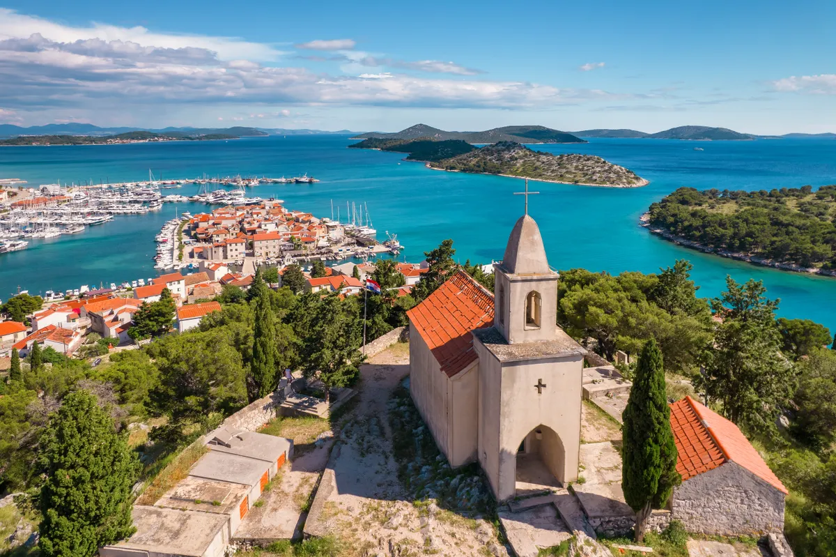 Horvátország tengerpartja a dalmáciai Tribunj városkában a Szent Miklós-templommal.