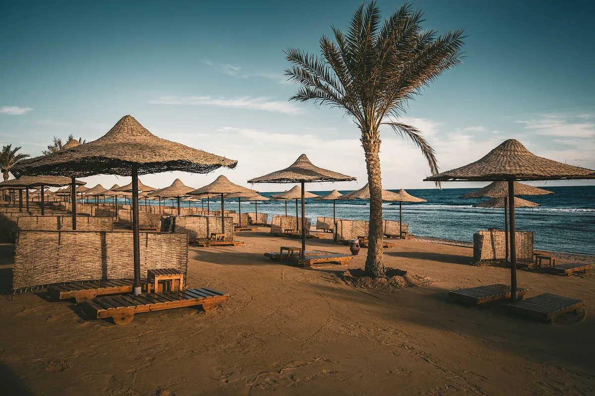 Marsa Alam tengerpartja napozóágyakkal és napernyőkkel üresen. 
