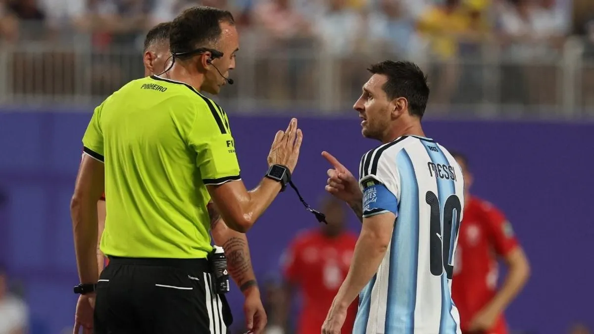 Lionel Messi dühösen figyelmeztette a bírót, a svájciak kapitánya is felháborodott
