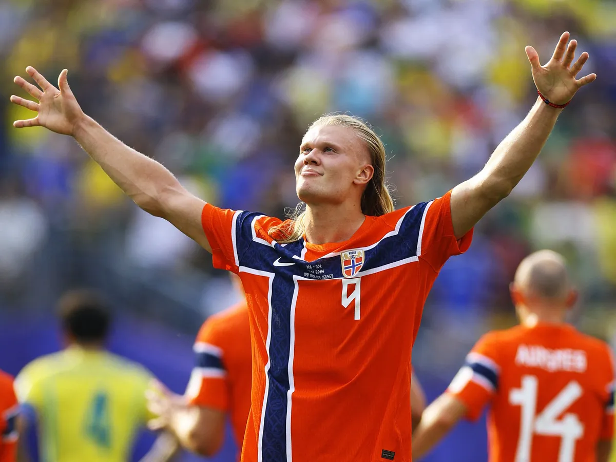 EAST RUTHERFORD, NEW JERSEY - JULY 05: Erling Haaland #9 of Norway gestures towards the fans after scoring his team's second goal against Brazil during the FIFA World Cup 2026 Round Of 16 match between Brazil and Norway at New York New Jersey Stadium on July 05, 2026 in East Rutherford, New Jersey.   Al Bello/Getty Images/AFP (Photo by AL BELLO / GETTY IMAGES NORTH AMERICA / Getty Images via AFP)