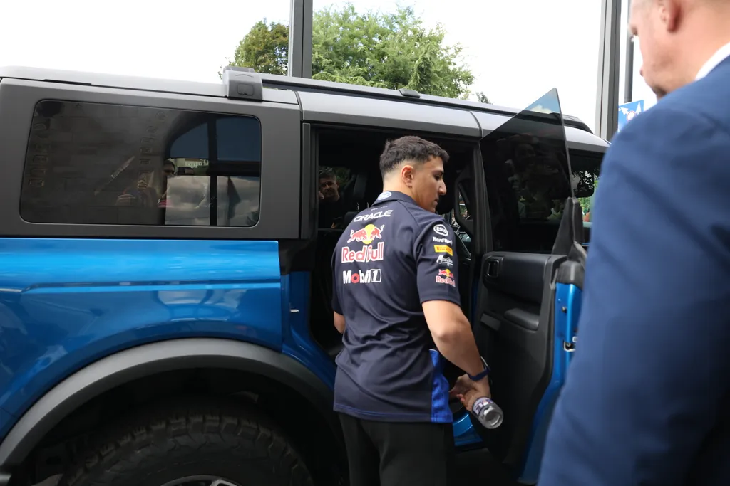 A Ferrari (Charles Leclerc) és a Red Bull (Max Verstappen, Isack Hadjar) versenyzői idén a budapesti Four Seasons Hotel Gresham Palace-ban szállnak meg. + ALPINE