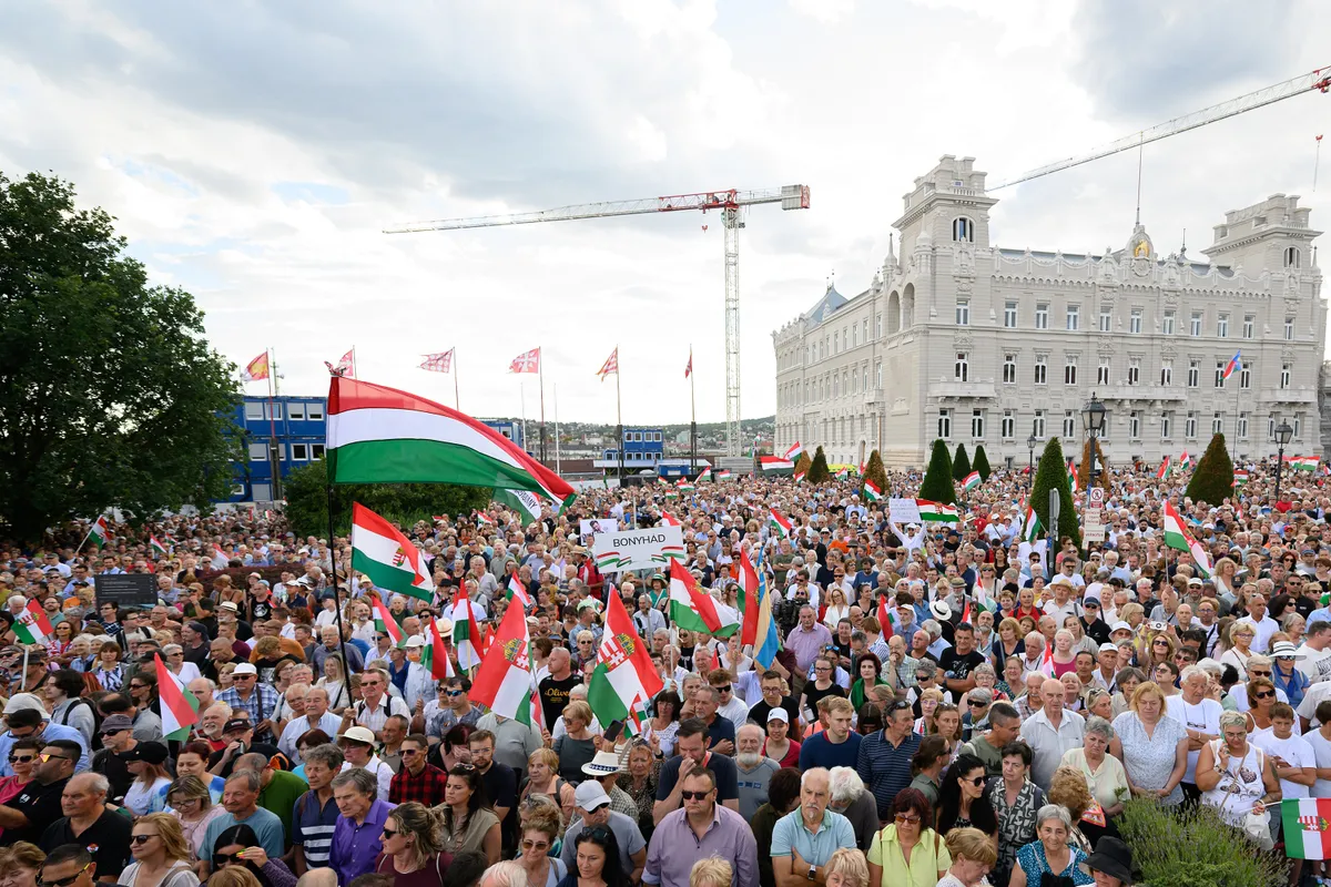 Többezren tüntettek csütörtökön „Stop Önkény!” címmel az alkotmányosság felszámolása ellen a Sándor-palotánál. A demonstáció után Orbán Viktor közösségi oldalán tett közzé bejegyzést Fotó: Ladóczki Balázs