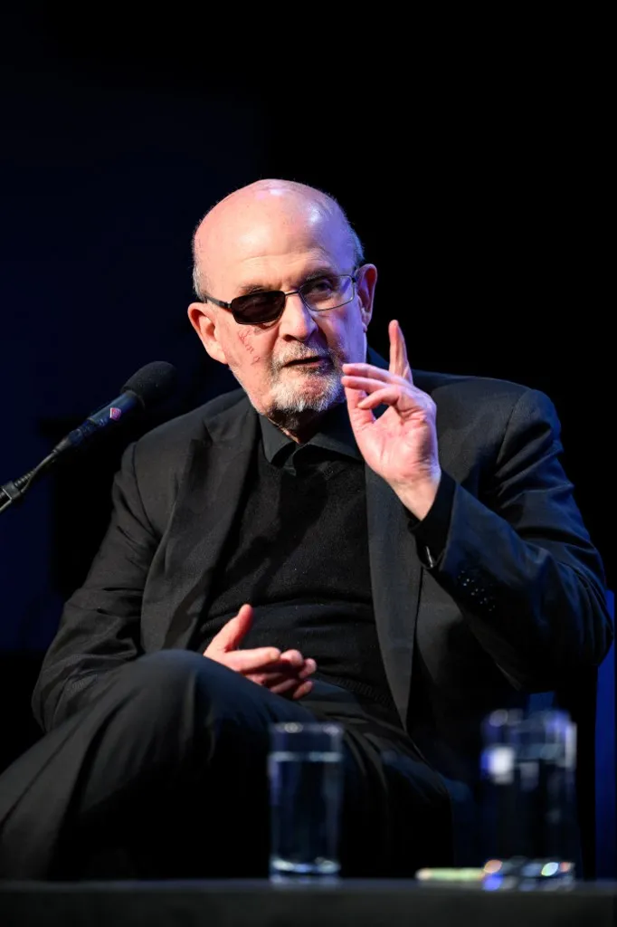Salman Rushdie a „Literature in the Mist” fesztivál megnyitóján az ausztriai Heidenreichsteinben  Indian-British novelist Salman Rushdie speaks during the opening of the "Literature in the mist" festival in Heidenreichstein, near Zwettl in northern Austria on March 22, 2026. (Photo by MAX SLOVENCIK / APA / AFP) / Austria OUT