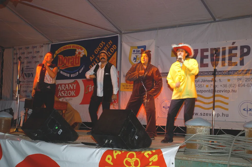 Ambrus Zoltán, AmbrusZoltán, Irigy Hónaljmirigy, IrigyHónaljmirigy,        Szeged az Írigy Hónaljmirigy együttes a Szegedi Halászléfõzõ Fesztiválon.
Fotó: Karnok Csaba