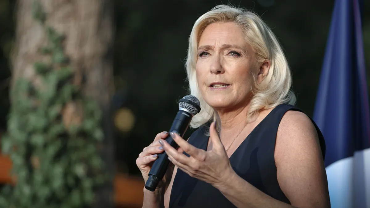 A francia fellebbviteli bíróság döntése új helyzetet teremtett Marine Le Pen számára. A politikus előtt ismét megnyílhat az út a francia elnökválasztás felé, de az ítélet nem jelent teljes felmentést
