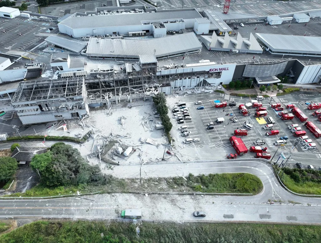 A japán földrengés után robbanás történt az AEON Mall Kumamoto bevásárlóközpontban 2026. július 28-ánAEON Mall Kumamoto, where a large-scale explosion occurred, is seen in Kashima Town, Kumamoto Prefecture, Japan, on July 29, 2026. At 4:27 a.m. on July 28, a magnitude 7.1 earthquake struck mainly Kumamoto Prefecture of the Kyushu Region, western Japan. The explosion occurred about an hour after the massive quake. According to the Japan Meteorological Agency (JMA), the maximum seismic intensity was 7, the highest on the Japanese scale, and the epicenter was at a depth of approximately 16 kilometers, approximately 20 kilometers south of the 2016 Kumamoto Earthquakes. JMA has named this series of seismic activities the "2026 Kumamoto Earthquake." ( The Yomiuri Shimbun ) (Photo by Ichiro Ohara / The Yomiuri Shimbun via AFP)