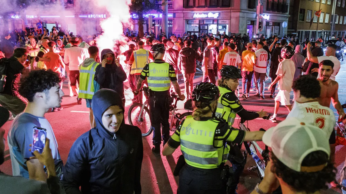 Repültek az üvegek, égtek a petárdák: elszabadult a pokol Marokkó kiesése után - videó