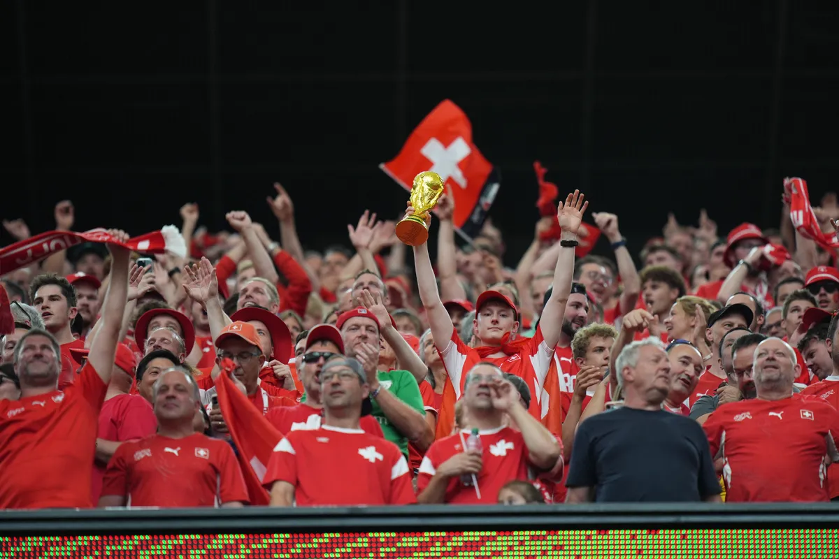 Svájci szurkolók közt tűnt fel a foci-vb legszebb szurkolója