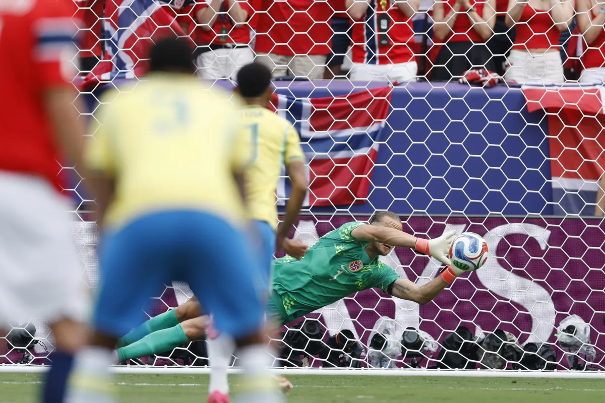 Nyland védte Bruno Guimaraes büntetőjét a Brazília-Norvégia meccsen
