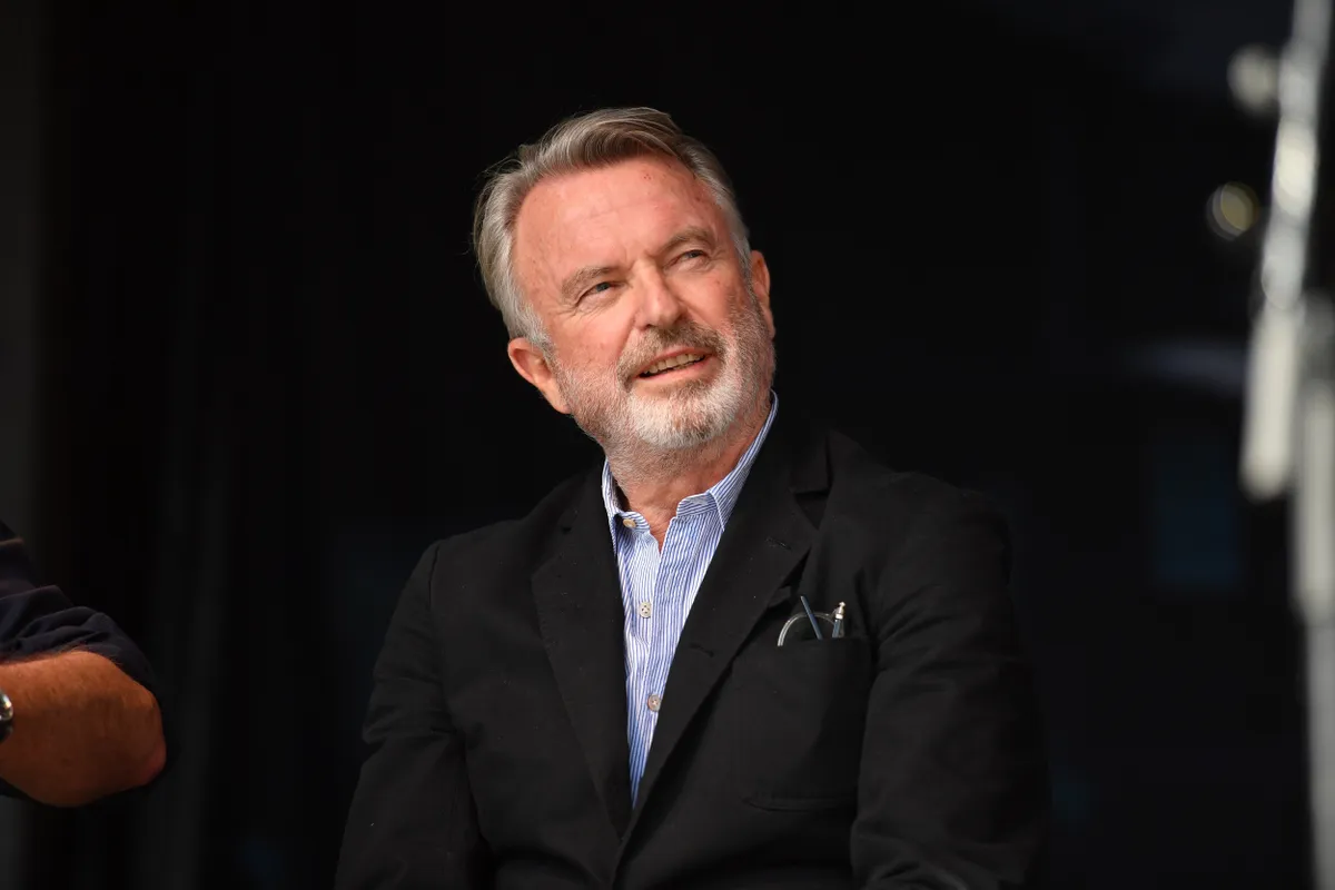 Sam Neill halálával egy magyar sztorit már nem fognak elmesélni.