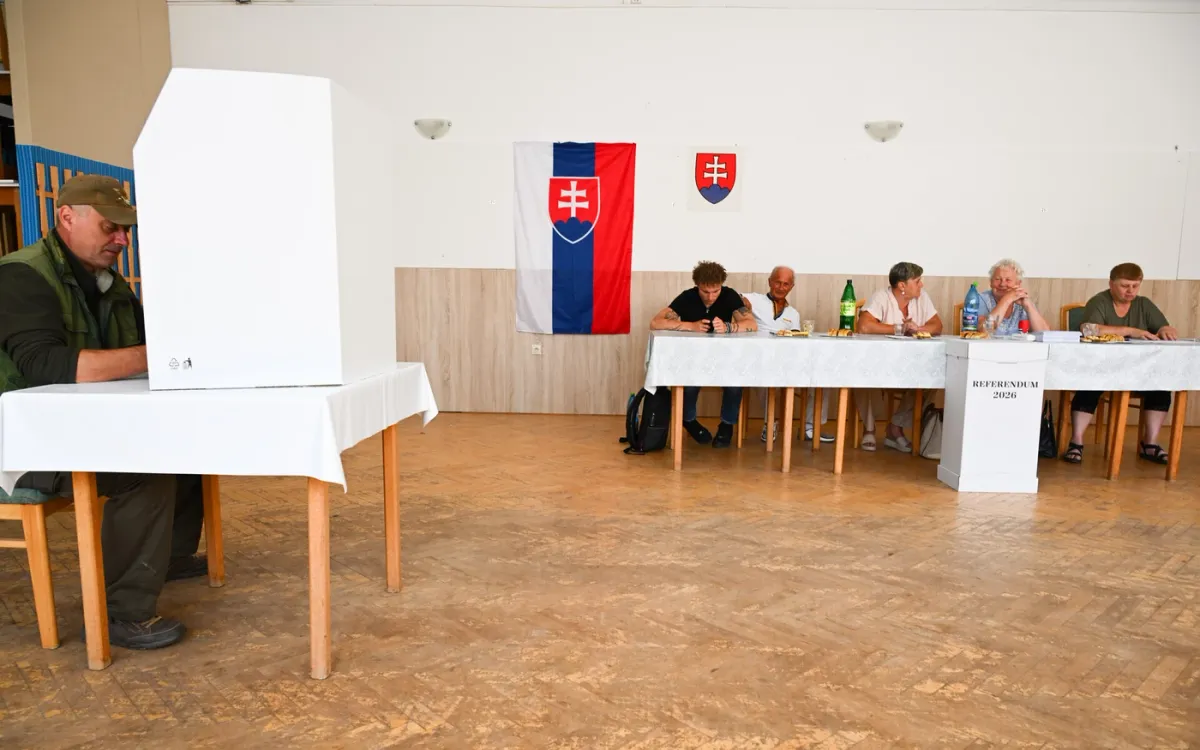 Népszavazás Szlovákiában, 2026-ban, Na Slovensku sa v sobotu o 7.00 hod začalo v poradí desiate referendum v histórii. Vyhlásil ho prezident SR Peter Pellegrini na základe iniciatívy mimoparlamentnej politickej strany Demokrati. Slováci v ňom rozhodujú o dvoch otázkach - či súhlasia so zrušením tzv. doživotnej renty, napríklad pre premiéra Roberta Fica (Smer-SD), a či súhlasia s obnovením Úradu špeciálnej prokuratúry (ÚPŠ) a Národnej kriminálnej agentúry (NAKA). Občania môžu hlasovať vo svojom volebnom okrsku alebo v ktoromkoľvek volebnom okrsku na základe hlasovacieho preukazu do 22.00 h. Na snímke volič upravuje hlasovací lístok za volebnou zástenou vo volebnej miestnosti počas referenda v obci Koválovec v okrese Skalica v sobotu 4. júla 2026. FOTO TASR - Martin Medňanský