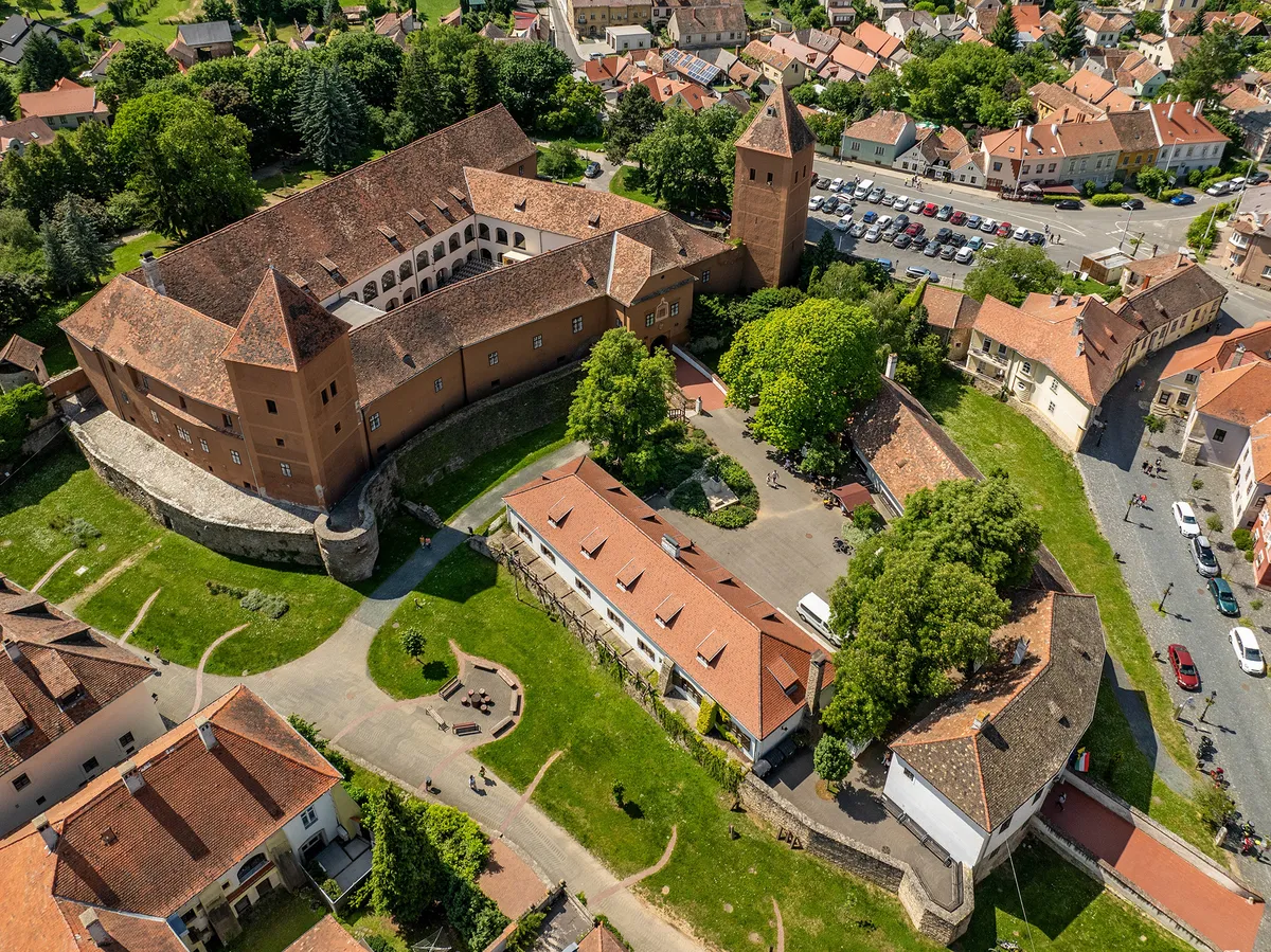 A kőszegi vár és környéke légi fotón.
